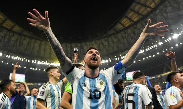 开云中国-决胜点球前梅西望天祈祷：来吧迭戈，保佑我们！