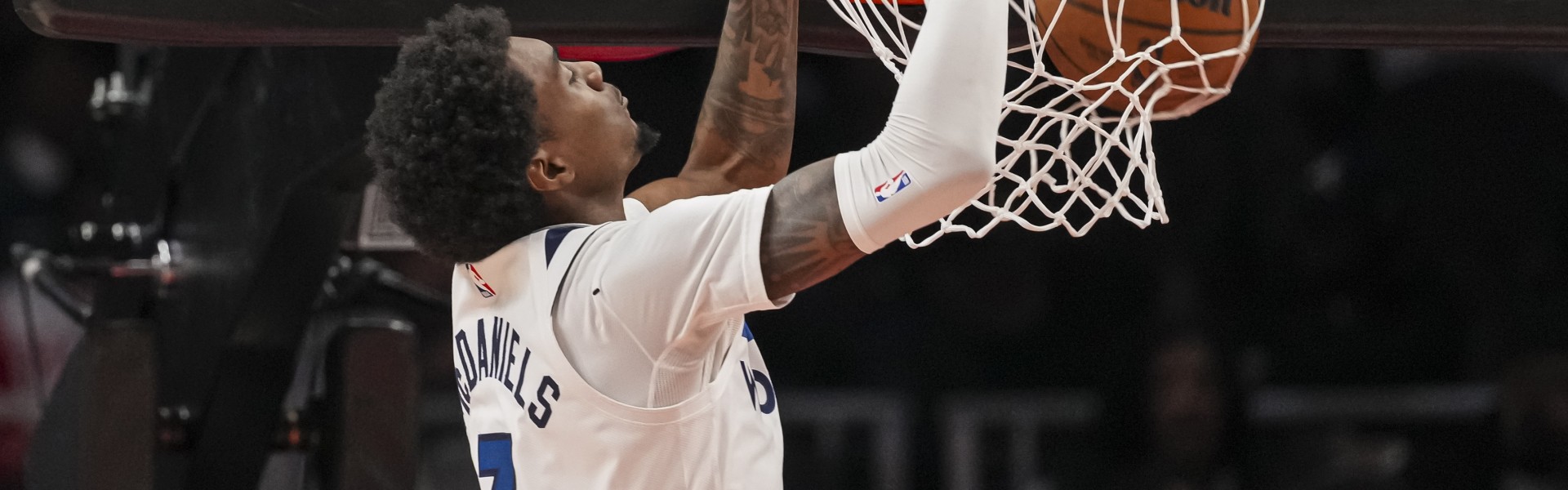 爱德华兹谈麦丹转身暴扣：我当时嗨翻了 那个球太帅了