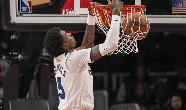 爱德华兹谈麦丹转身暴扣：我当时嗨翻了 那个球太帅了