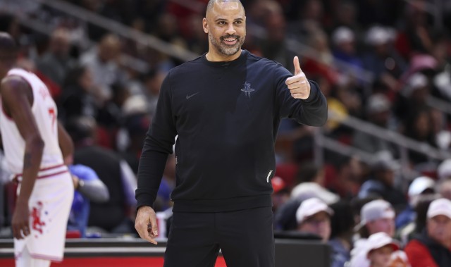 19个失误人麻了！火箭没控卫&amp;空间拥挤 失误多看似偶然实则必然？